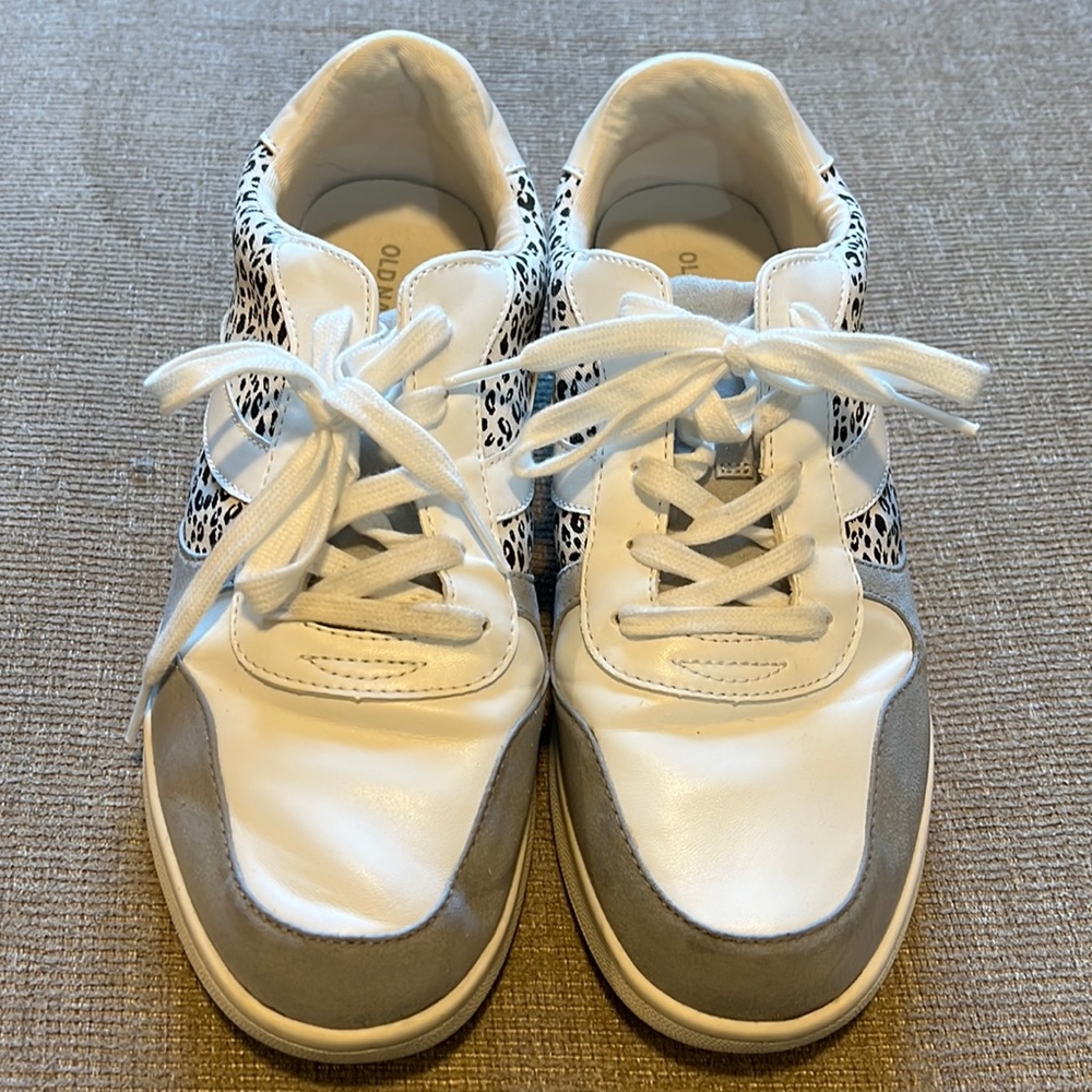 Women’s tennis shoes